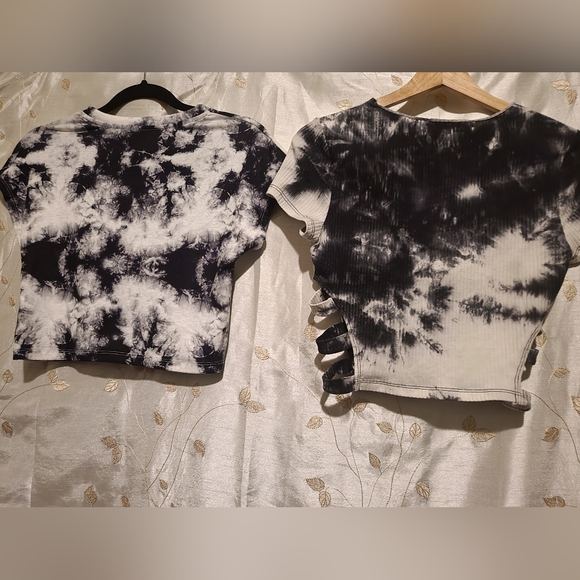Lot of 2 NWOT blk + wt tye dye crop tops SZ Med 🖤 - Picture 2 of 10